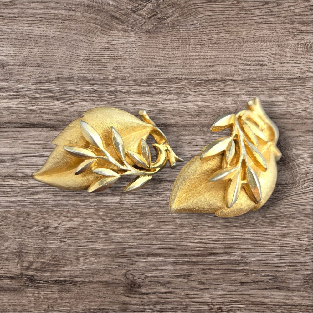 Vintage Sarah Coventry Gold Tone Leaf Clip On Earrings Signed Midcentury